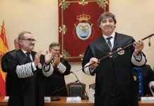 Óscar Fernández León pide dignificar la profesión en su toma de posesión como nuevo decano de Sevilla