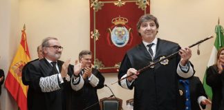 Óscar Fernández León pide dignificar la profesión en su toma de posesión como nuevo decano de Sevilla