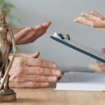 ¿Es lícito omitir el trámite formal de audiencia previa al despido disciplinario de una persona trabajadora que ha sido detectada realizando una descarga masiva y no autorizada de datos de clientes y ha reconocido los hechos inmediatamente?