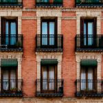 No puede privarse de voto en la junta a un propietario por el impago de una derrama devengada antes de adquirir la vivienda