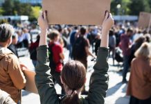 ¿Puede el empresario sustituir a los trabajadores que se encuentran en huelga para cumplir con los servicios mínimos?