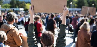 ¿Puede el empresario sustituir a los trabajadores que se encuentran en huelga para cumplir con los servicios mínimos?