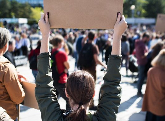 ¿Puede el empresario sustituir a los trabajadores que se encuentran en huelga para cumplir con los servicios mínimos?