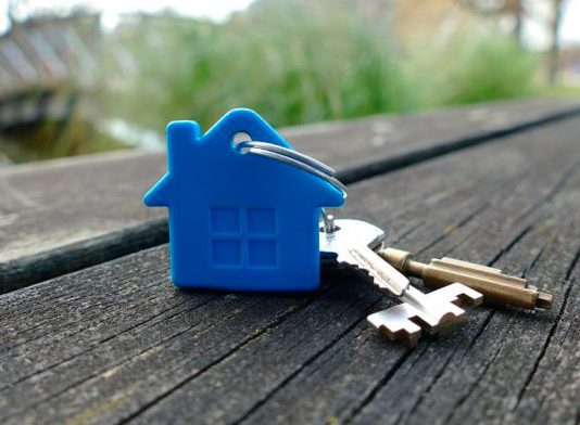 ¿Cuándo puede disfrutar de la exención por reinversión el cónyuge que ha de abandonar el domicilio habitual?