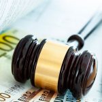 Reconoce que se apropió de 22.000 euros de la cuenta de sus padres y admite una pena de nueve meses de prisión