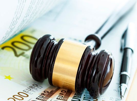 Reconoce que se apropió de 22.000 euros de la cuenta de sus padres y admite una pena de nueve meses de prisión