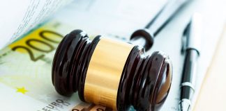 ¿Cómo debe calificarse la infracción consistente en percibir una prestación por desempleo a la vez que se realiza un trabajo compatible con la misma pero sin estar dado de alta en la Seguridad Social?