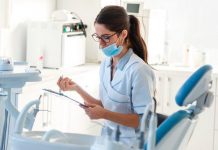 ¿Existe relación laboral entre los odontólogos y la clínica dental en la que prestan servicios?