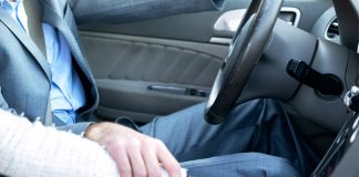 La Audiencia de Murcia considera ‘conductor’ de un vehículo a efectos de la Ley del Seguro al copiloto que gira bruscamente el volante provocando la salida de la vía