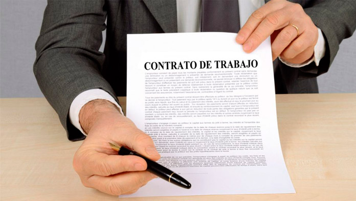 ¿Es válido el contrato de interinidad formalizado para sustituir a un trabajador que continúa prestando servicios en la empresa?