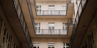 Conflictos de vecinos en verano: ¿qué es legal hacer y qué no en la comunidad de propietarios?