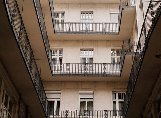 La Audiencia de Cáceres avala el cierre por seguridad de una comunidad pese a las quejas de los locales comerciales
