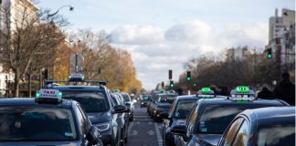 La limitación de licencias de servicios de vehículos de turismo con conductor en la conurbación de Barcelona es contraria al Derecho de la Unión