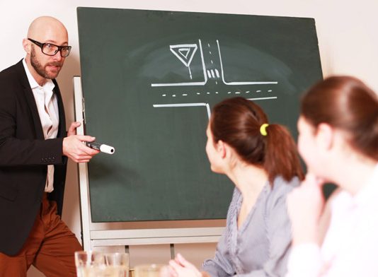 La Ley de tráfico que establece que los cursos de reeducación vial para la recuperación de los puntos del carné de conducir se otorguen mediante concesión administrativa, vulnera el Derecho UE