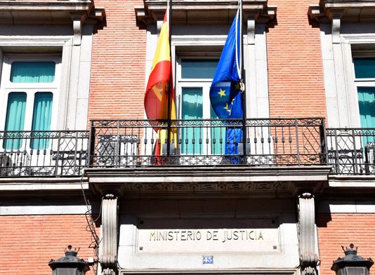 El BOE publica la convocatoria de 792 becas para la preparación de oposiciones a las carreras judicial y fiscal, y a los cuerpos de LAJs y de Abogacía del Estado