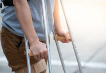 Indemnizan con 5.000 euros a un repartidor que sufrió una caída al tropezar con una loseta en mal estado