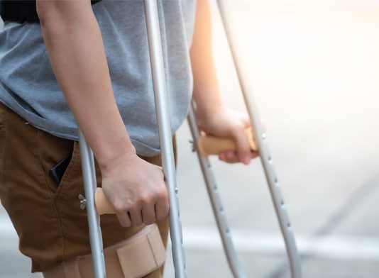 Indemnizan con 5.000 euros a un repartidor que sufrió una caída al tropezar con una loseta en mal estado