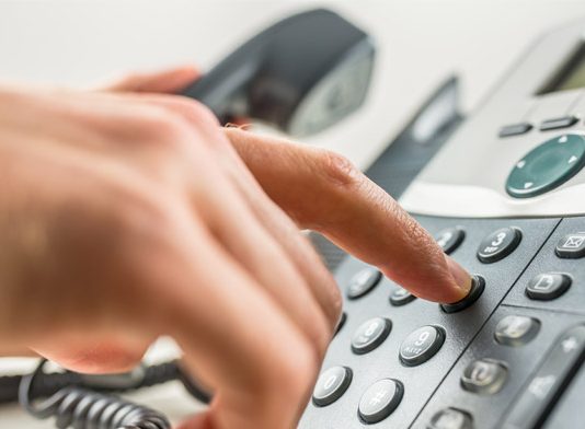 Anulan el despido de una cajera de supermercado a la que un estafador engañó haciéndose pasar por su jefe