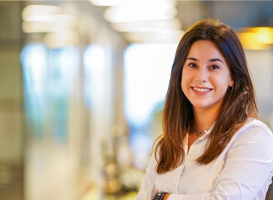 Desafíos y avances en la equidad de género en Emiratos Árabes Unidos