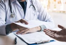 Un juzgado condena a dos años y seis meses de cárcel a un paciente por agredir a un médico del hospital de A Coruña