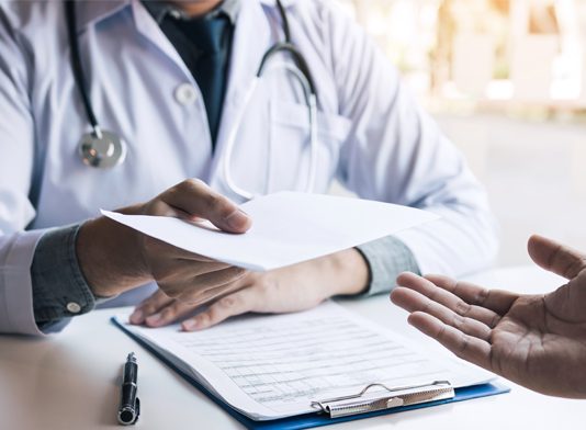 Un juzgado condena a dos años y seis meses de cárcel a un paciente por agredir a un médico del hospital de A Coruña