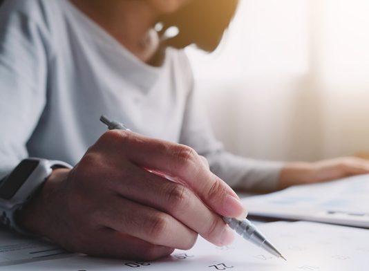 ¿Es obligatorio fijar la duración exacta del periodo de prueba en el contrato de trabajo?