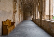 Legitimación de una Orden Religiosa para impugnar los actos administrativos que afectan a su centro formativo