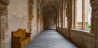 Legitimación de una Orden Religiosa para impugnar los actos administrativos que afectan a su centro formativo