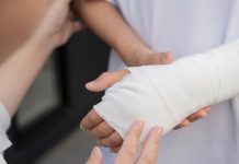 ¿Debe considerarse accidente de trabajo ‘in itinere’ una caída sufrida en los escalones del portal de una vivienda unifamiliar cuando el trabajador se dirigía al trabajo?