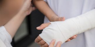 ¿Debe considerarse accidente de trabajo ‘in itinere’ una caída sufrida en los escalones del portal de una vivienda unifamiliar cuando el trabajador se dirigía al trabajo?