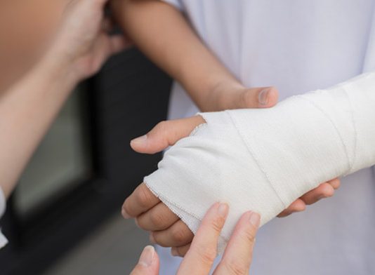 ¿Debe considerarse accidente de trabajo ‘in itinere’ una caída sufrida en los escalones del portal de una vivienda unifamiliar cuando el trabajador se dirigía al trabajo?