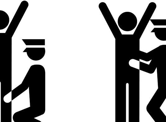 Cacheo con desnudo integral
