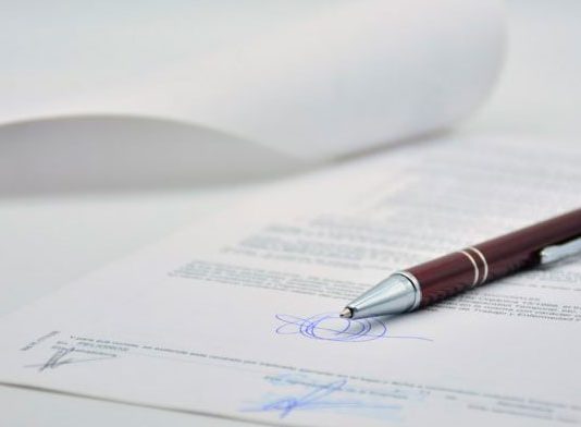 ¿Constituye despido improcedente la baja del trabajador en la Seguridad Social antes de que finalice el preaviso de una dimisión voluntaria?