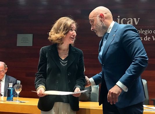 Eva López es galardonada con el Premio de Estudios Jurídicos de la Academia en su séptima edición