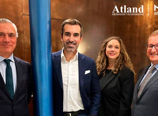 Atland Abogados y MDC Abogados sellan una alianza estratégica para consolidar su crecimiento y expansión Manuel de Cárdenas (MDC), Juan Jiménez (Atland), Mamen Yus (Atland) y Juan Molins (MDC).