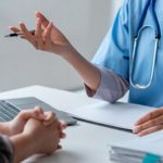 Condenan a una investigadora a tres años y medio de prisión por estafar a lesionados medulares