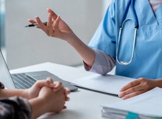 Condenan a una investigadora a tres años y medio de prisión por estafar a lesionados medulares