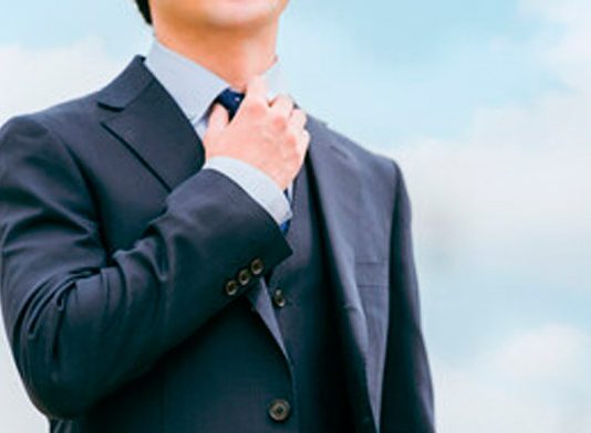 ¿La empresa puede exigir el uso de corbata durante todo el año, incluidos los meses de verano?