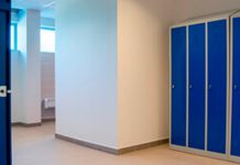 ¿Es accidente de trabajo el ictus sufrido en los vestuarios de la empresa antes de comenzar la jornada laboral?