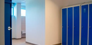 ¿Es accidente de trabajo el ictus sufrido en los vestuarios de la empresa antes de comenzar la jornada laboral?