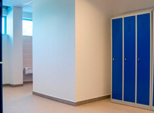 ¿Es accidente de trabajo el ictus sufrido en los vestuarios de la empresa antes de comenzar la jornada laboral?