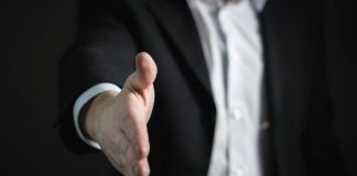 El arte de saludar a tus clientes: protocolo esencial para el éxito de un abogado