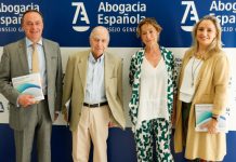 Los 40.748 profesionales de la abogacía inscritos al Turno de Oficio atendieron más de dos millones de asuntos de Justicia Gratuita en 2023 De izq. a dcha.: Antonio Morán, presidente de la Comisión de Justicia Gratuita de la Abogacía, José Juan Toharia, presidente de Metroscopia, Victoria Ortega, presidenta de la Abogacía y Cristina Sancho, presidenta de la Fundación Aranzadi LA LEY