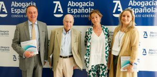 Los 40.748 profesionales de la abogacía inscritos al Turno de Oficio atendieron más de dos millones de asuntos de Justicia Gratuita en 2023 De izq. a dcha.: Antonio Morán, presidente de la Comisión de Justicia Gratuita de la Abogacía, José Juan Toharia, presidente de Metroscopia, Victoria Ortega, presidenta de la Abogacía y Cristina Sancho, presidenta de la Fundación Aranzadi LA LEY