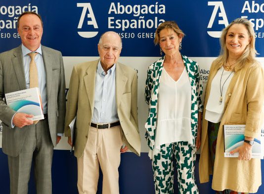 Los 40.748 profesionales de la abogacía inscritos al Turno de Oficio atendieron más de dos millones de asuntos de Justicia Gratuita en 2023 De izq. a dcha.: Antonio Morán, presidente de la Comisión de Justicia Gratuita de la Abogacía, José Juan Toharia, presidente de Metroscopia, Victoria Ortega, presidenta de la Abogacía y Cristina Sancho, presidenta de la Fundación Aranzadi LA LEY