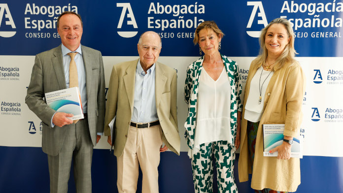 De izq. a dcha.: Antonio Morán, presidente de la Comisión de Justicia Gratuita de la Abogacía, José Juan Toharia, presidente de Metroscopia, Victoria Ortega, presidenta de la Abogacía y Cristina Sancho, presidenta de la Fundación Aranzadi LA LEY
