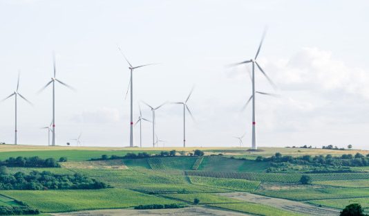 La justicia estadounidense confirma la validez de tres laudos contra España por las renovables, pero reconoce el derecho a pleitear