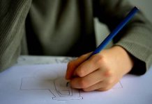 Un juzgado anula la prohibición de un colegio que impide que a un alumno con autismo grave le acompañe su asistente