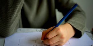 Un juzgado anula la prohibición de un colegio que impide que a un alumno con autismo grave le acompañe su asistente