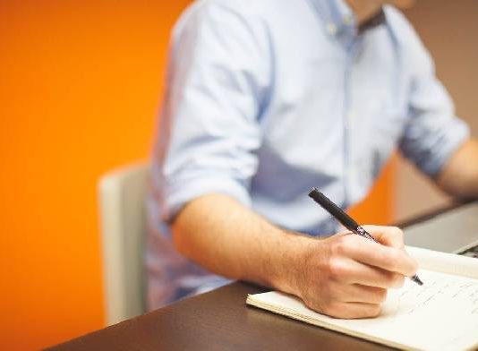 Breve análisis jurídico entre los límites y conflictos de la libertad de expresión y el honor empresarial